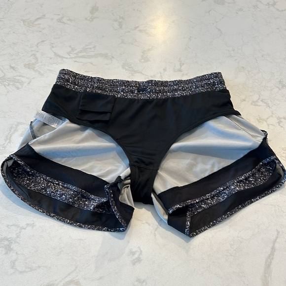 Athleta Printed Mesh Racer Run Short 4" Black and Gray Size Small - Picture 7 of 11